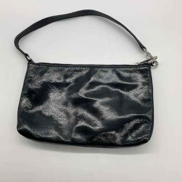 MICHAEL KORS LARGE PATENT LEATHER WRISTLET - Picture 2 of 5